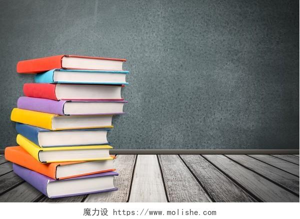 书本课本彩色书本一摞书木纹底读书分相会阅读世界读书日